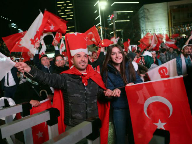 Турци славе резултате референдума (Фото: AFP)