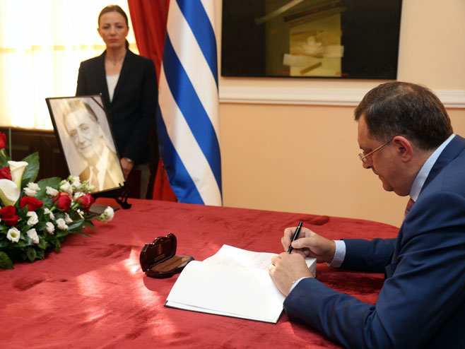 Predsjednik RS Milorad Dodik upisao se u Knjigu žalosti (Foto: Srna)