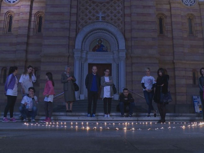 Испред Храма Христа Спаситеља у Бањалуци запаљене свијеће за Софију Мићевић (Фото: РТРС)
