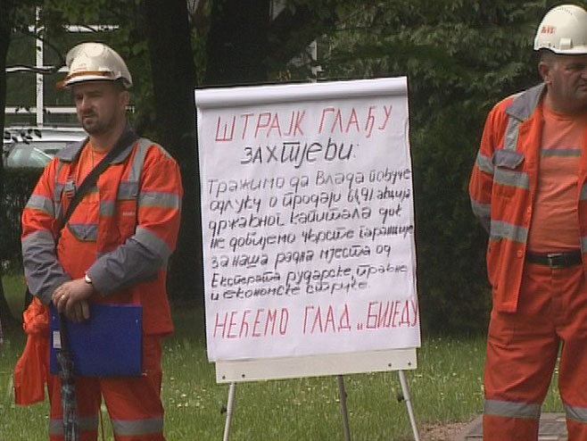 Радници Митала испред НСРС (Фото: РТРС)