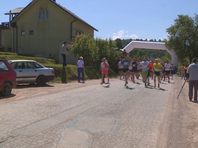 Маратонци трчали Ћопићевим стазама (Фото: РТРС)