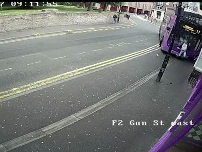 Ударио га аутобус, остао жив! - Фото: Screenshot/YouTube