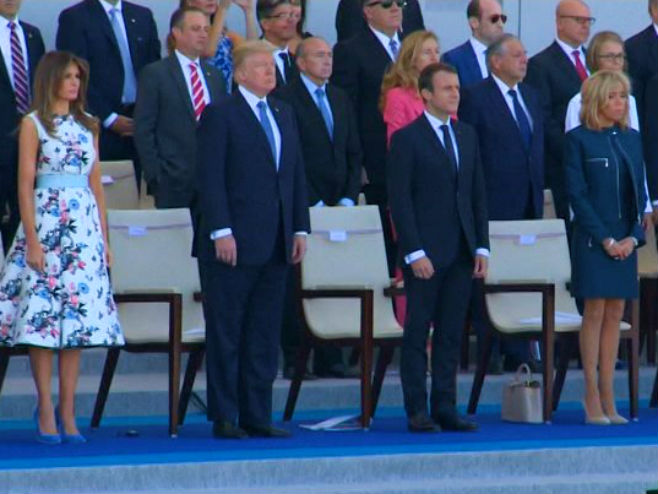 Donald Tramp i Emanuel Makron na vojnoj paradi u Parizu (Foto: Screenshot )