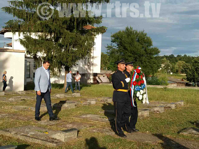Polaganje vijenaca na partizanskom groblju u Knežici