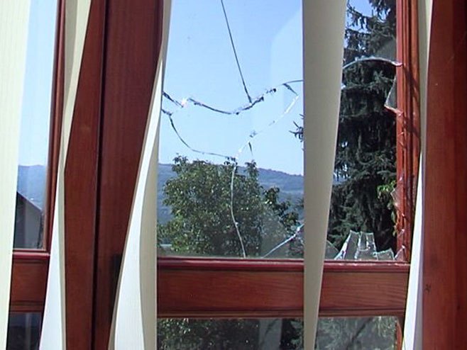 Polupani prozori na Svetosavskom domu (Foto: RTRS)