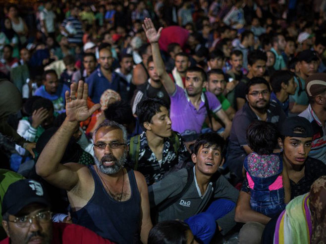Мигранти (Фото:AP / Santi Palacios) - 