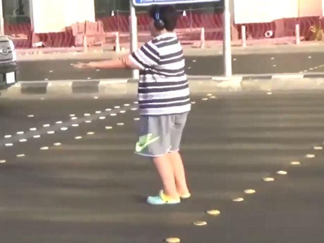 С. Арабија- дјечак на улици плеше уз "Макарену" - Фото: Screenshot/YouTube