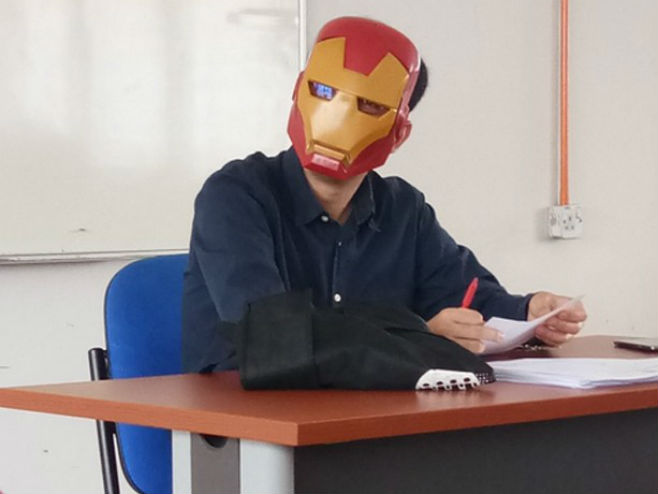 Професор с маском (Фото: Twitter) - 