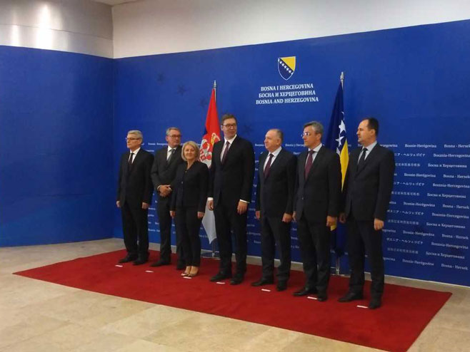 Vučić sa predstavnicima oba doma Parlamenta BiH (Foto: N1) 