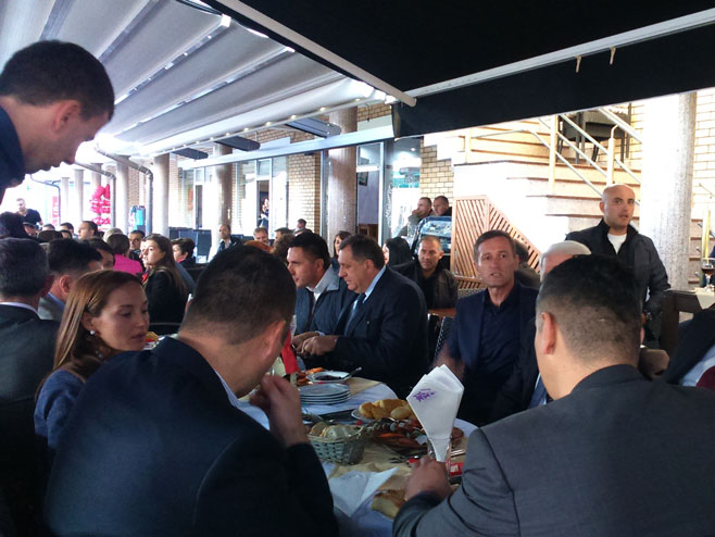 Pale - Dodik sa građanima (Foto: SRNA)