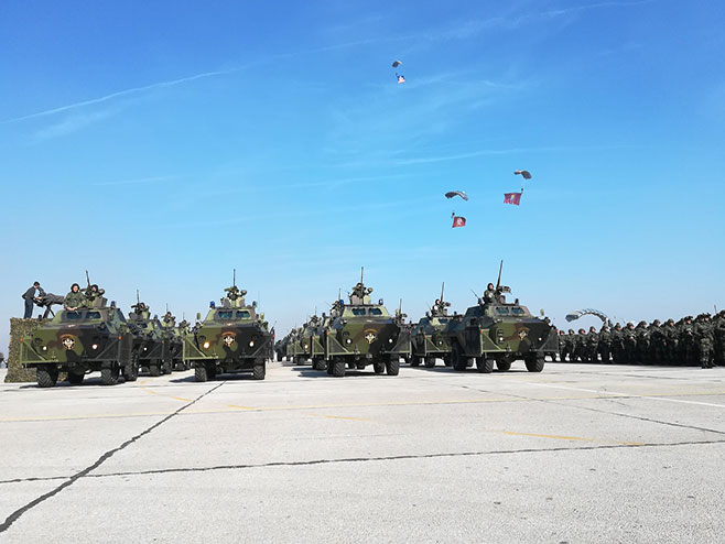 Oklopna vozila i padobranci Vojske Srbije na aerodromu Batajnica (Foto: Sputnjik) 