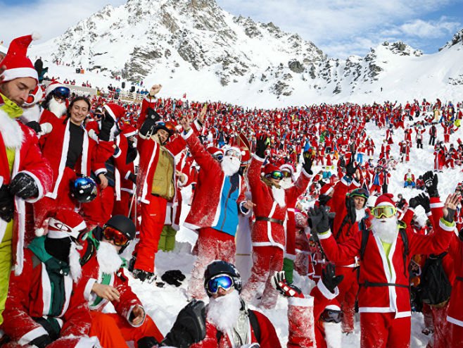 Окупљање Дједа Мразева у швајцарским Алпима - Фото: AP
