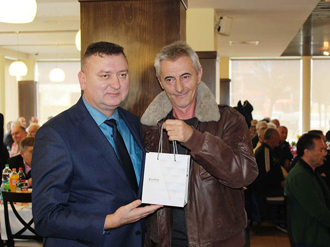 РиТе Угљевик- свачаност и поклони за пензионисане раднике (фото:СРНА)