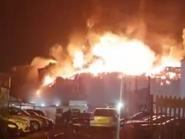 Лондон: Изгорјела фабрика боје  (Фото: Screenshot Twitter) - 