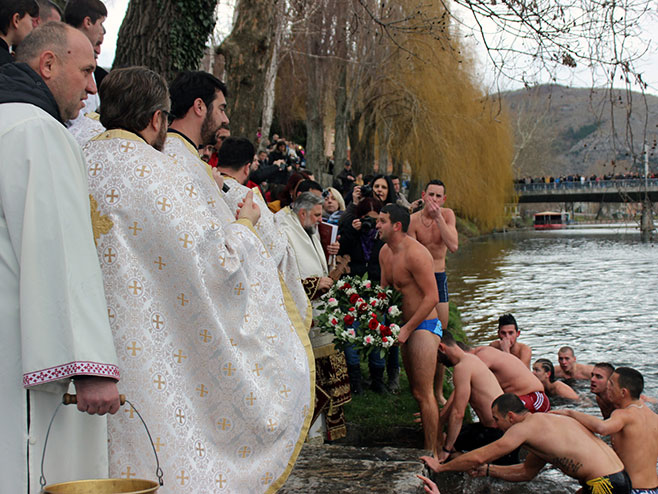 Trebinje: Plivanje za Časni krst (Foto: SRNA)