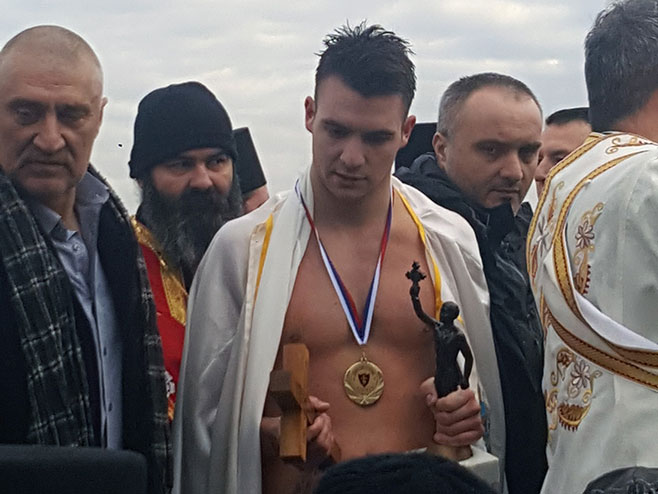Београд: Урош Радуловић, побједник у пливању за Часни крст (Фото: СРНА)
