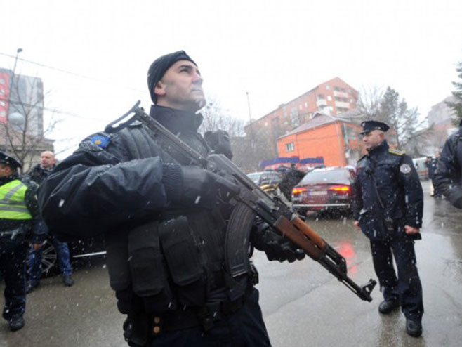 У Митровици су и наоружани полицајци распоређени на терасама и крововима околних зграда (Фото:РТС)