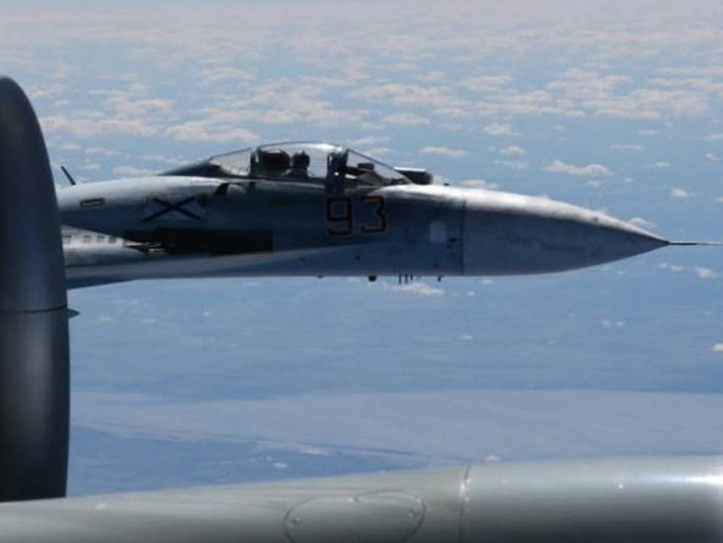 Руски Су-27 пресрео амерички шпијунски авион (Фото: https://rs.sputniknews.com) - 