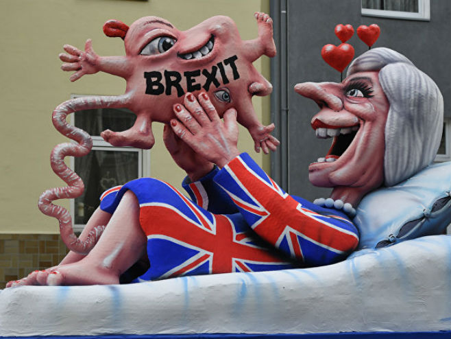 Karnevalska maskota posvećena Terezi Mej (Foto: AP/ MARTIN MEISSNER) 