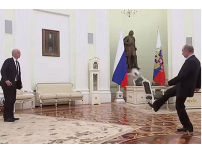 Путин и Инфтантино играју фудбал - Фото: Screenshot