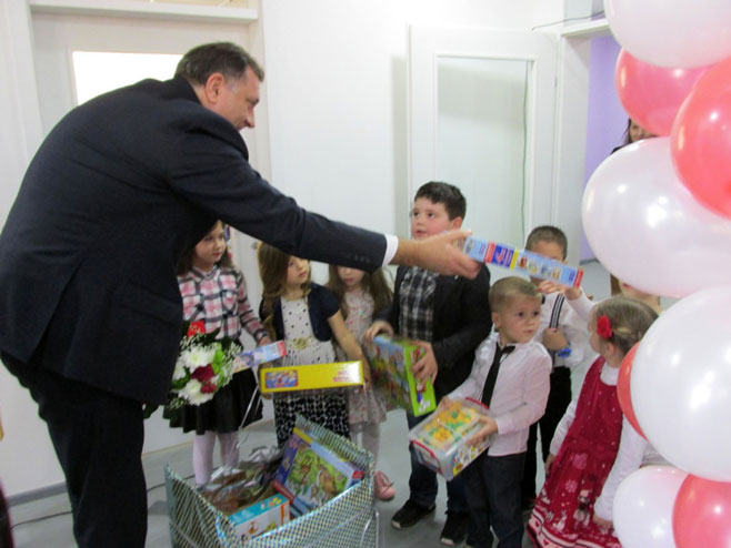 Dodik u Srebrenici - pokloni za mališane (Foto: SRNA)