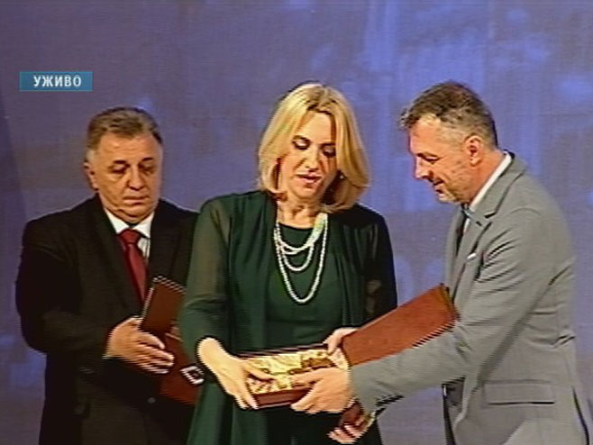Cvijanović - Radojičić - uručenje nagrade 