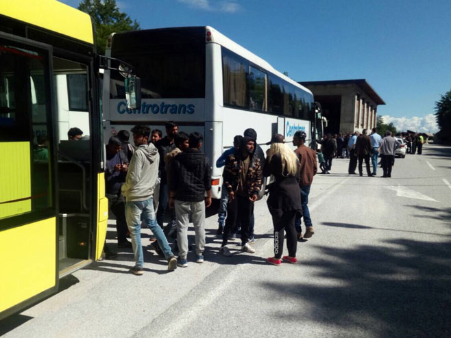 Konvoj s migrantima zaustavljen u Konjicu (Foto: Kliks)