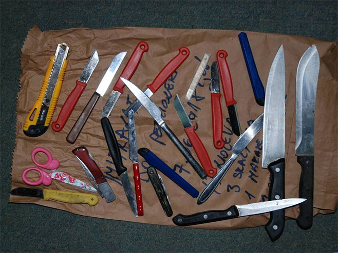 Predmeti koje su koristili migranti u Bihaću (foto:MUP USK) 