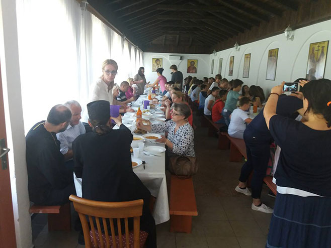 Kolo srpskih sestara spremilo ručak za djecu sa Kosmeta (Foto: RTRS)