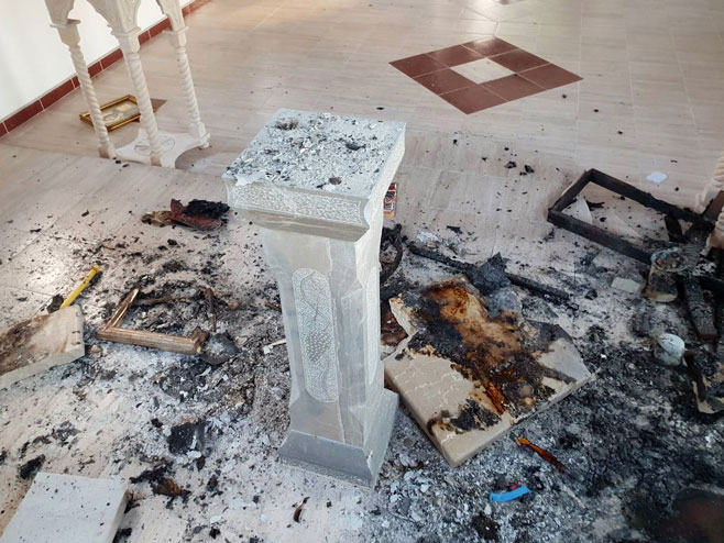 Oštećen časni presto i zapaljena unutrašnjost crkve u Čekrčićima (Foto: SRNA)