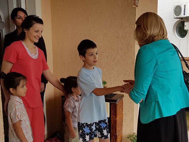 Željka Cvijanović u posjeti porodici Filipović (Foto: RTRS)