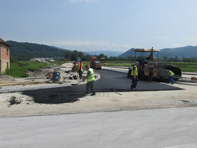 Асфалтирају се прилази царинском терминалу код новоизграђеног моста "Братољуб" (Фото: СРНА)