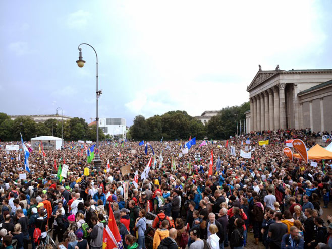 Више хиљада људи на улицама Минхена (фото: sueddeutsche.de)