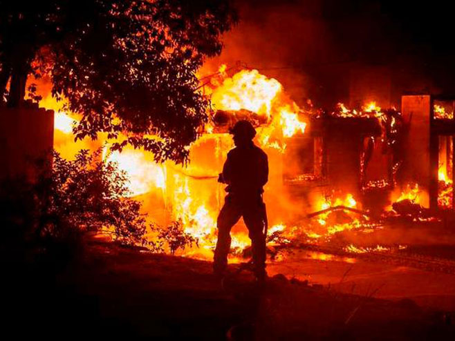 Ватрогасац се бори са пожаром у Редингу, Калифорнија - Фото: CNN