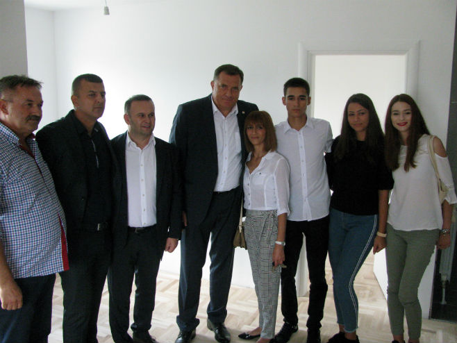 Dodik uručio ključeve stana porodici Crkvenjaš (Foto: SRNA)
