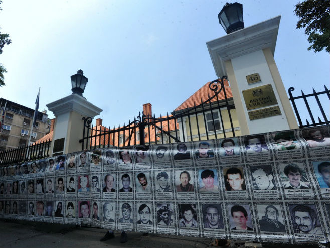 "Зид плача" испред британске Амбасаде у Београду (Фото: Tanjug/Dimitrije Goll) - 