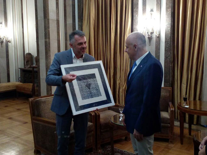 Gradonačelnik Banjaluke uručio poklon gradonačelniku Beograda (Foto: RTRS)