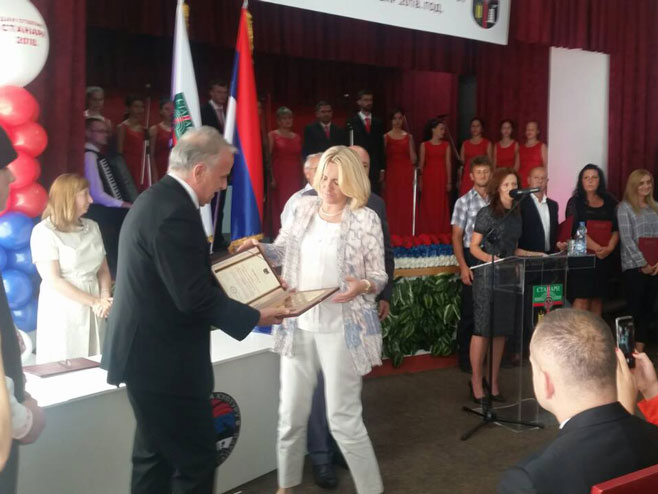 Premijerki Srpske Povelja počasnog građanina sa zlatnim grbom
