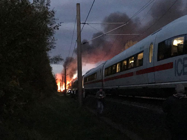 Запалио се воз који се кретао од Франкфурта до Келна(фото:twitter.com) - 