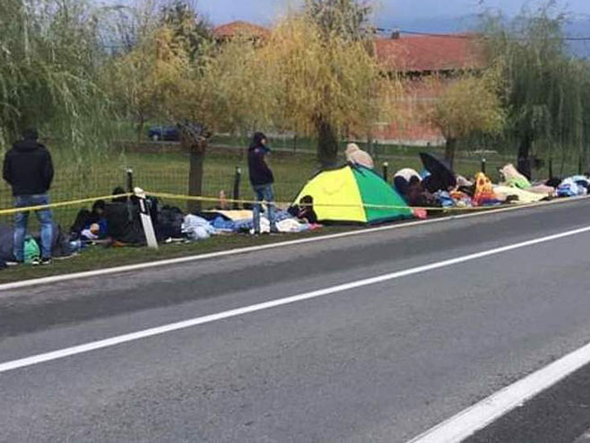 Мигранти код ГП Изачић (Фото: facebook.com) - 