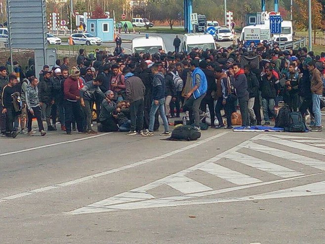 Мигранти на ГП Маљевац (Фото: РТРС)