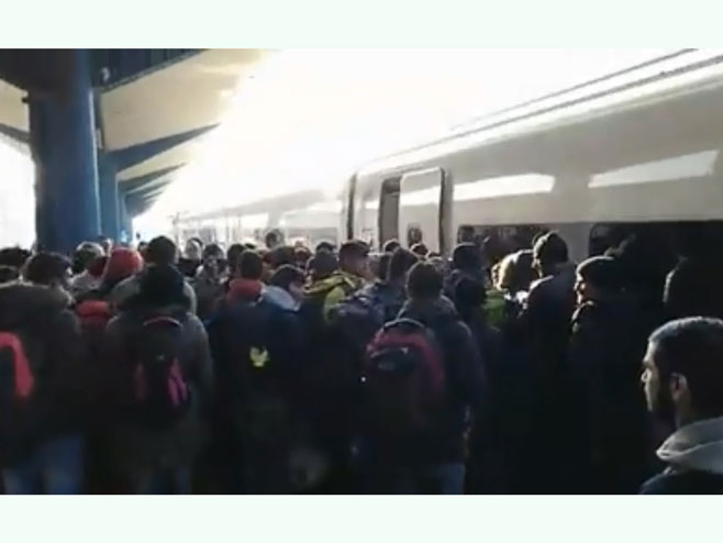 Мигранти се укрцавају на сарајевски воз (фото: oslobodjenje.ba) - 