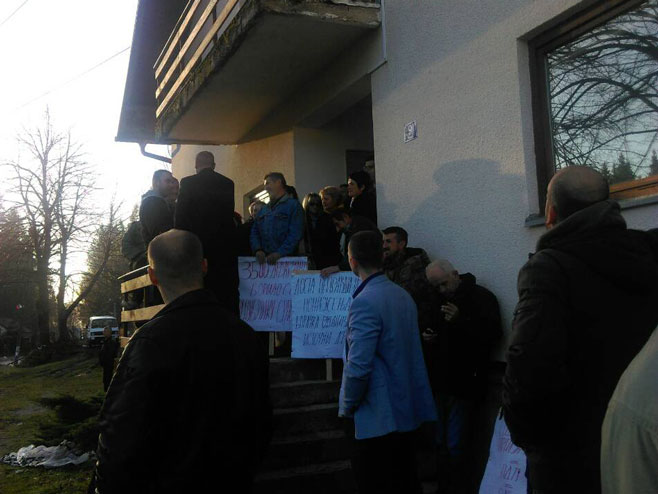 I. Drvar: Otpušteni radnici ŠG Klekovača-Potoci blokirali ulaz u zgradu (Foto: RTRS)