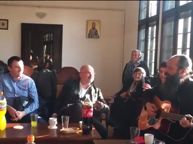 „Догодине у Призрену“ у Манастиру Грачаници, свештеник свирао на гитари - Фото: Screenshot/YouTube