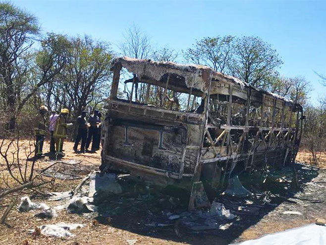 Зимбабве - запалио се аутобус  (Фото:Tanjug / AP) - 