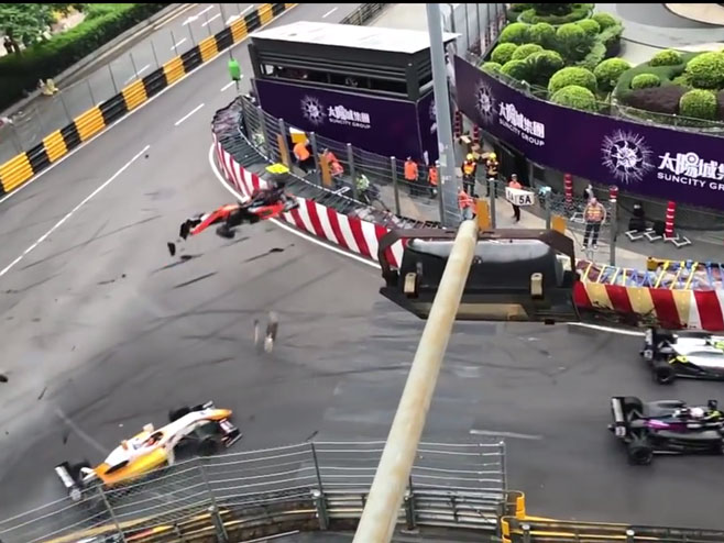 Прекинута трка Формуле након несреће, повређено више особа - Фото: Screenshot/YouTube