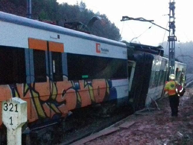 Воз искочио из шина у Барселони,има повријеђених (Foto:twitter) - 