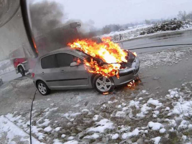 Приједор - аутомобил се запалио у вожњи - Фото: СРНА
