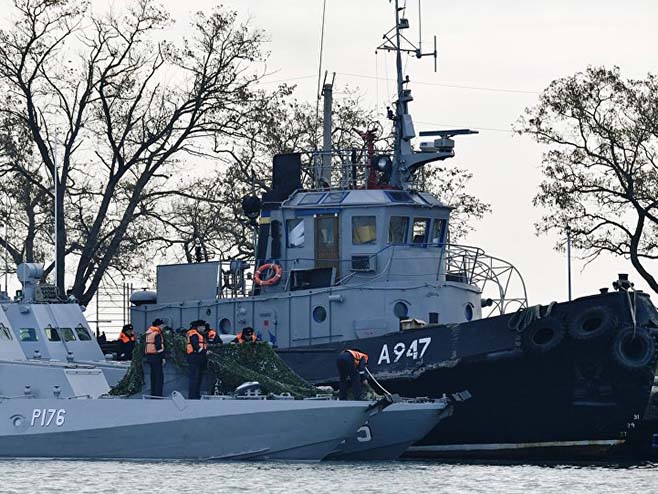 Украјински бродови задржани у луци Керч (Фото: Sputnik/Алексей Мальгавко) - 