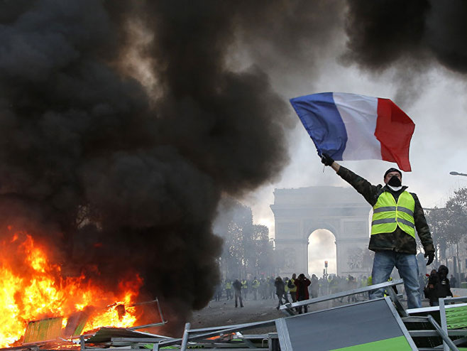 Париз стопира пораст такси на гориво (Фото:© AP Photo / Michel Euler) - 